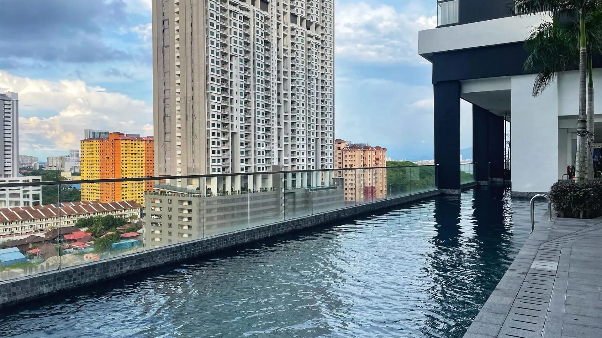 3B2R 2Carpark Tea Time Suite With Infinity Pool Jelutong Apartament